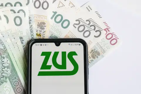 Telefon z logo ZUS na tle polskich banknotów. Czy to zapowiedź świadczenia wspierającego 2026?