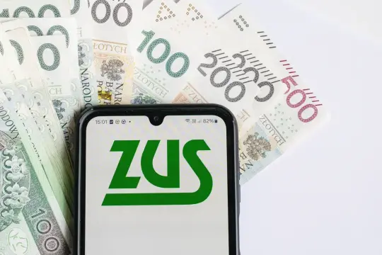Telefon z logo ZUS na tle polskich banknotów. Czy to zapowiedź świadczenia wspierającego 2026?